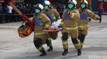 Foto Adu Tangkas Anggota Pemadam Kebakaran