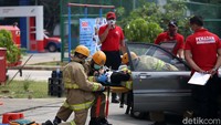 Simulasi saat petugas berusaha menolong korban kecelakaan.