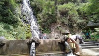 Makanya, airnya selalu jernih dan mengalir terus menerus. Oleh pengelola, di bawah air terjun dibangun kolam sehingga wisatawan bisa memilih tempat untuk bermain air.