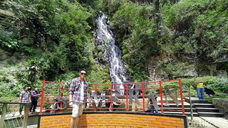 Air terjun Sumuran di Magelang, Jawa Tengah Air terjun Sumuran di Magelang, Jawa Tengah berasal dari mata air.