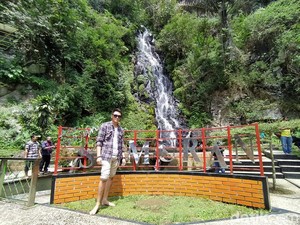 Ngadem di Air Terjun Sumuran yang Selalu Jernih