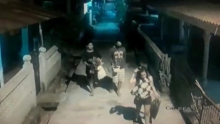 Aksi trio maling aglonema di Palembang terekam CCTV (dok. Istimewa)
