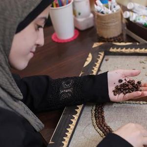 Hijabers Arab Cetak Rekor Dunia, Bikin Lukisan Raja Saudi Pakai Kopi 4,5 Kg Hijabers Arab Cetak Rekor Dunia, Bikin Lukisan Raja Saudi Pakai Kopi 4,5 Kg
