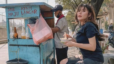 Angela Lee Doyan Makan di Kaki Lima, Cicip Mie Ayam sampai Soto