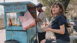 Angela Lee Doyan Makan di Kaki Lima, Cicip Mie Ayam sampai Soto