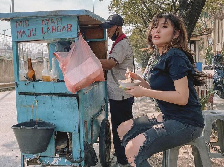 Angela Lee Doyan Makan di Kaki Lima, Cicip Mie Ayam sampai Soto