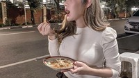 Bukti lain kalau pesinetron ini doyan makan di kaki lima. Kali ini ia makan soto ayam pakai sate telur puyuh. Foto: Instagram angelalee87