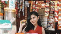 Seperti penjaga warung, Angela tampak berpose dengan ragam jajanan sachet di belakangnya. Jgn lupa mampir warung neng yaa beli yang manis manis, tulisnya. Foto: Instagram angelalee87