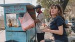 Angela Lee Doyan Makan di Kaki Lima, Cicip Mie Ayam sampai Soto