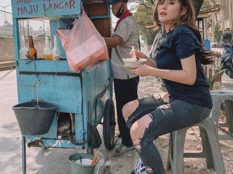 Hobi Mukbang, Angela Lee Mampu Habiskan Seafood hingga Bakso Rusuk Jumbo