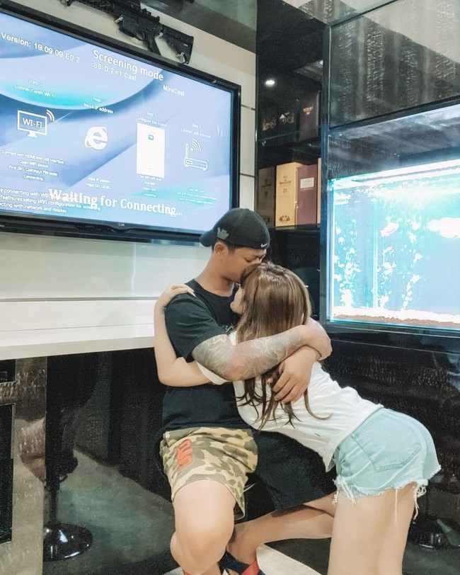 Sejoli ini menikah setelah menjalin asmara selama setahun lebih. Pernikahan ini menjadi kedua bagi Angela. Dari pernikahan sebelumnya, ia telah dikaruniai seorang anak. (Foto: Instagram/@angelalee87)