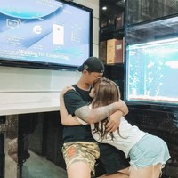 Sejoli ini menikah setelah menjalin asmara selama setahun lebih. Pernikahan ini menjadi kedua bagi Angela. Dari pernikahan sebelumnya, ia telah dikaruniai seorang anak. (Foto: Instagram/@angelalee87)