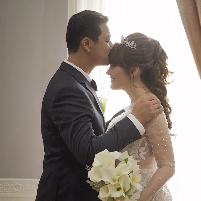 Angela Lee akhirnya menikahi pria pujaan hatinya, Alexander. Pernikahan tersebut diketahui berlangsung pada Selasa (20/10/2020). Ia sempat menyiarkan momen bahagia tersebut di Live Instagram. (Foto: Instagram/@angelalee87)