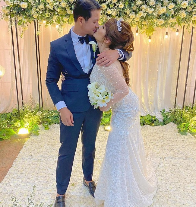 Di Instagram, ia memajang foto mesra dirinya mencium pria bernama yang telah menjadi suaminya. Di keterangan foto, Anglela Lee menaruh kata-kata romantis. And I’d choose you; in a hundred lifetimes, in a hundred worlds, in any version of reality, I’d find you and I’d choose you. (Foto: Instagram)