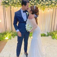 Di Instagram, ia memajang foto mesra dirinya mencium pria bernama yang telah menjadi suaminya. Di keterangan foto, Anglela Lee menaruh kata-kata romantis. And I’d choose you; in a hundred lifetimes, in a hundred worlds, in any version of reality, I’d find you and I’d choose you. (Foto: Instagram)