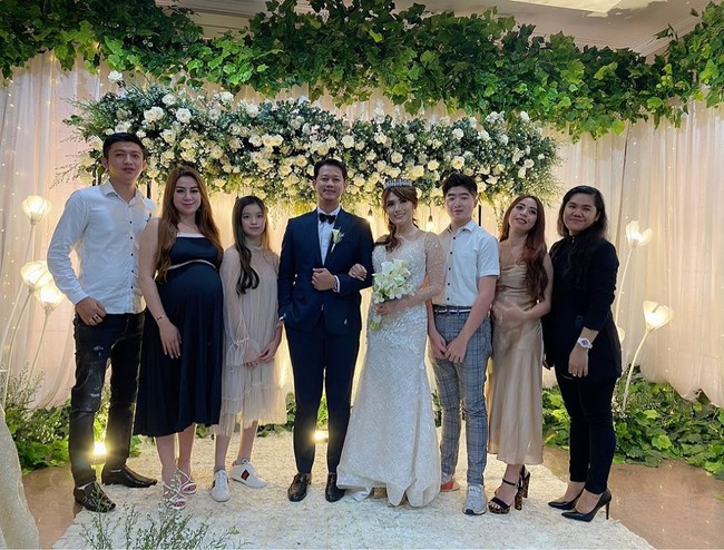 Alexander diketahui sebagai seorang pengusaha tajir yang sukses berbisnis rental mobil. Terlepas dari itu, pernikahan mereka berlangsung secara sederhana dan hanya dihadiri keluarga serta kerabat dekat. (Foto: Instagram/@priskilaagatha)