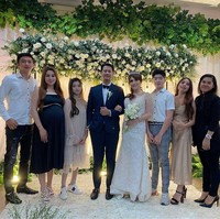 Alexander diketahui sebagai seorang pengusaha tajir yang sukses berbisnis rental mobil. Terlepas dari itu, pernikahan mereka berlangsung secara sederhana dan hanya dihadiri keluarga serta kerabat dekat. (Foto: Instagram/@priskilaagatha)