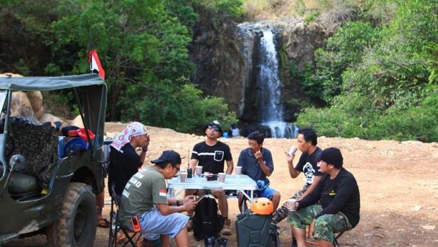 Asyiknya Wisata dengan Mobil Offroad di Sulsel