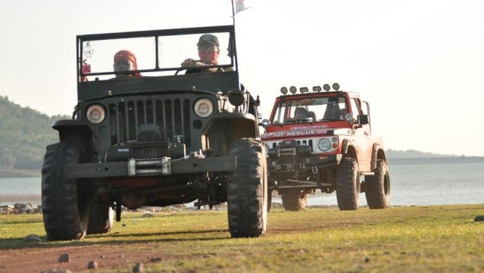 Asyiknya Wisata dengan Mobil Offroad di Sulsel