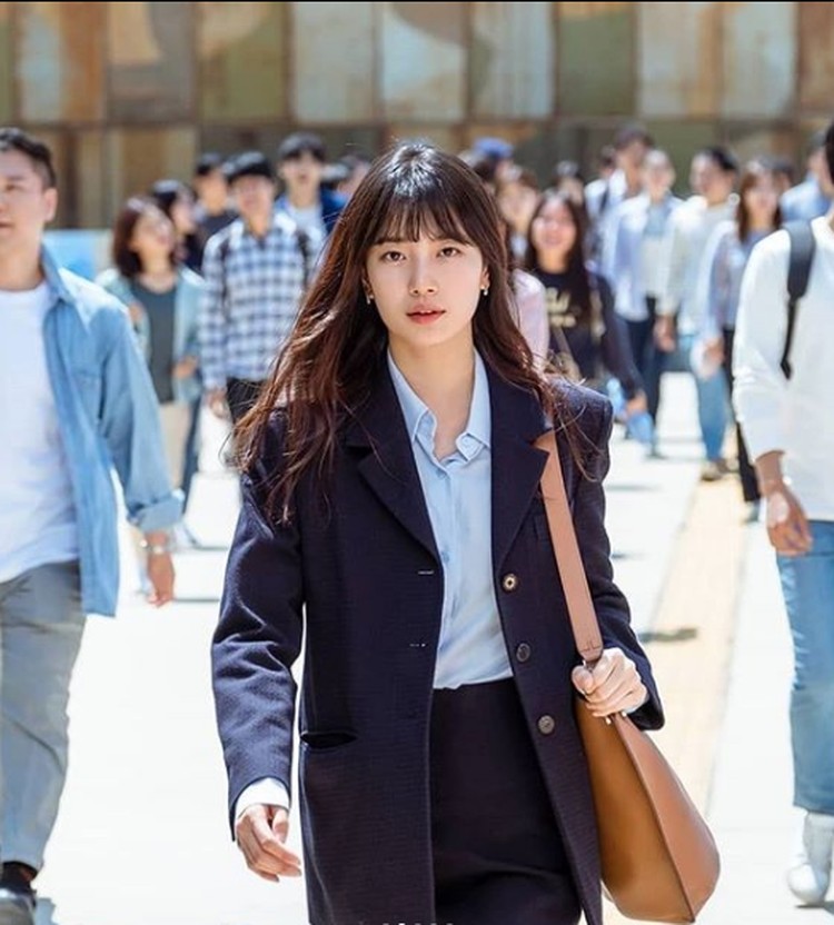 Bae Suzy Bae Suzy memakai tas branded di serial drama Start-Up.