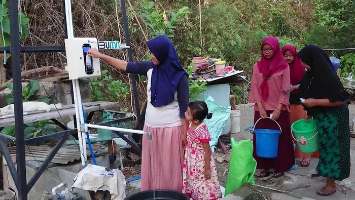Air bersih masih jadi masalah di sejumlah wilayah Indonesia. PT Indra Karya turut menyediakan air bersih melalui program penyediaan air bersih berbasis teknologi Smart Water.