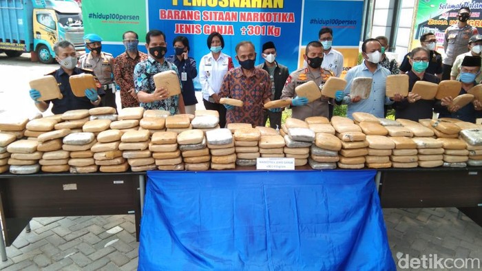 Badan Narkotika Nasional (BNN) Provinsi Banten memusnahkan 301 kilo ganja kiriman Aceh. Pemusnahan dipimpin langsung oleh Kepala BNN Heru Winarko.