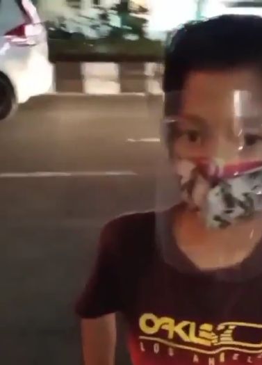 Bocah Jualan Es Lilin Sampai Malam