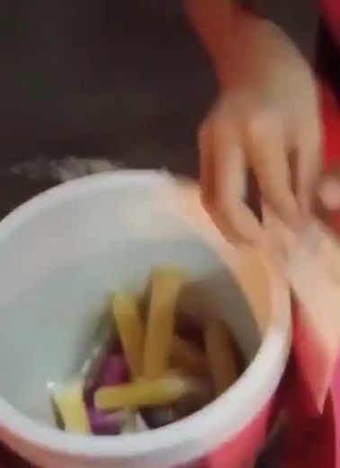Bocah Jualan Es Lilin Sampai Malam