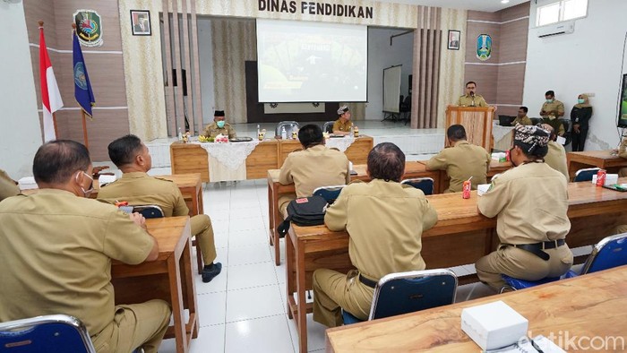Bupati Banyuwangi Abdullah Azwar Anas memberikan motivasi kepada jajaran tenaga pendidikan, agar terus semangat menjalankan sekolah online bagi siswa di masa pandemi COVID-19. Anas meminta tenaga pendidik juga bisa terus berinovasi, agar proses pendidikan tetap berjalan optimal dan meningkatkan semangat belajar siswa.