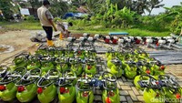 Seperangkat konverter kit untuk nelayan tersebut diantaranya berupa mesin penggerak kapal dan dua buah tabung LPG 3 kilogram.