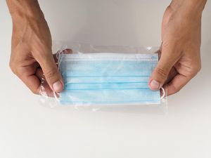 Pakai Masker Bikin Jerawatan? Ini Kata Dokter Kulit