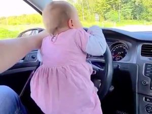 Gemes tapi Bahaya, Bayi Nangkring di Setir Kayak Naik Komidi Putar
