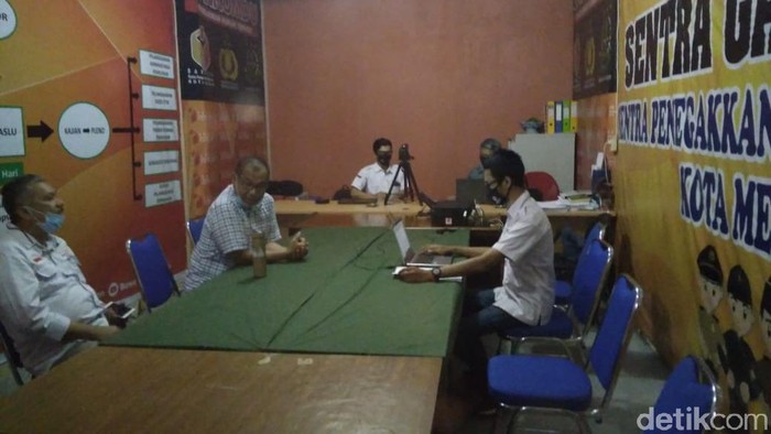 Cawalkot Medan petahana, Akhyar Nasution, mendatangi panggilan Bawaslu terkait laporan dugaan kampanye di fasilitas pendidikan (Datuk Haris/detikcom)