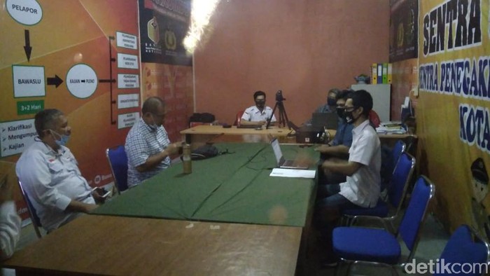 Cawalkot Medan petahana, Akhyar Nasution, mendatangi panggilan Bawaslu terkait laporan dugaan kampanye di fasilitas pendidikan (Datuk Haris/detikcom)