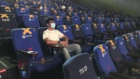 Masuk studio, penonton diperbolehkan duduk di kursi tanpa tanda huruf X. Pola tempat duduk bioskop diselang-seling 2 bangku kosong bertanda X dan satu bangku kosong di tiap baris.  (Hanif/detikhot)