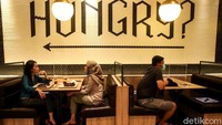 Meski begitu, sejumlah protokol kesehatan wajib diterapkan pengunjung yang hendak makan di tempat.