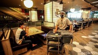Para pegawai di tempat makan tersebut pun tampak mengenakan face shield serta masker saat bertugas.