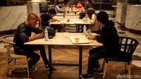 Sekat plastik pun terpasang di meja makan guna mencegah penyebaran virus Corona.