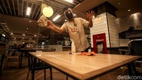 Sekat plastik yang berada di meja itu pun rutin dibersihkan oleh petugas tempat makan.