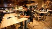Sejumlah pengunjung menikmati makanan di tempat makan yang berada di salah satu mal Jakarta, Rabu (21/10/2020).