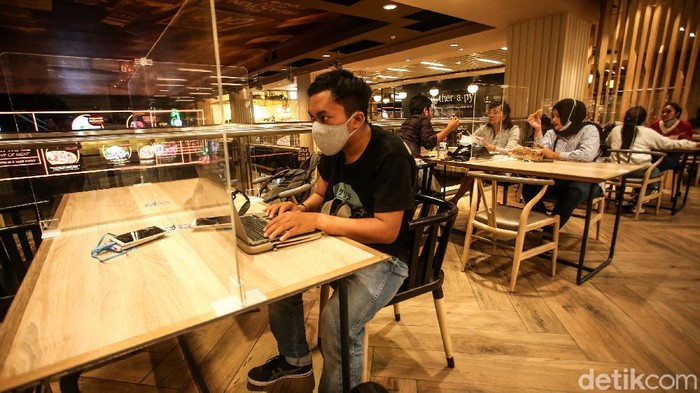 Dapur Restoran Mal Ngebul Lagi Usai Jakarta PSBB Transisi Jakarta kembali menerapkan PSBB Transisi di tengah pandemi COVID-19. Sejumlah tempat makan pun kembali menerima pengunjung untuk makan di tempat.