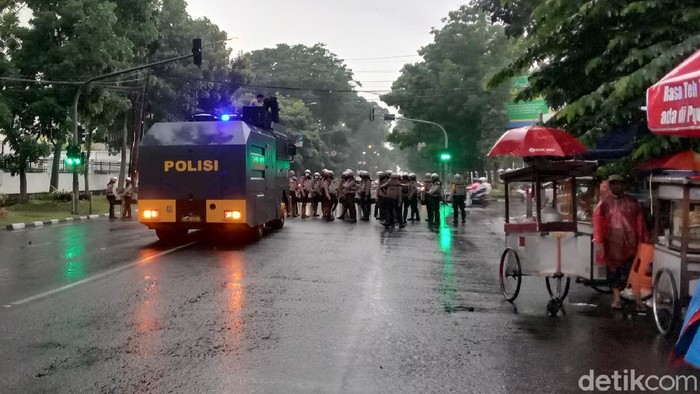 Aksi demonstrasi yang digelar di Gedung DPRD Jabar, Kota Bandung berakhir ricuh. Pantauan detikcom, Rabu (21/10/2020) aksi demonstrasi penolakan Omnibus Law Cipta Kerja yang dilakukan di tengah guyuran hujan berakhir sekitar Pukul 16.45 WIB.