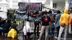Diguyur Hujan, Mahasiswa Kembali Geruduk DPRD Jabar