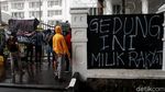 Diguyur Hujan, Mahasiswa Kembali Geruduk DPRD Jabar
