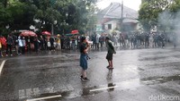 4. Meski diguyur hujan, tampak sejumlah mahasiswa berkumpul di depan Gedung DPRD Jawa Barat untuk melakukan aksi unjuk rasa. Dalam aksinya, mereka meminta wakil rakyat yang ada di Gedung DPRD Jabar agar menemui massa aksi.