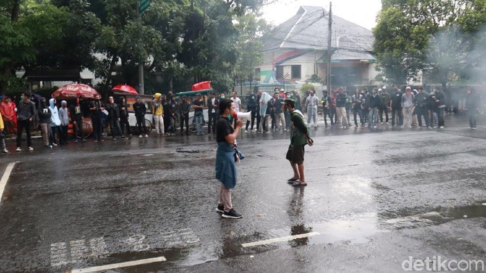 Sejumlah mahasiswa kembali gelar unjuk rasa tolak omnibus law UU Cipta Kerja di depan Gedung DPRD Jawa Barat. Aksi itu tetap berlangsung meski diguyur hujan.
