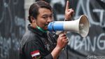Diguyur Hujan, Mahasiswa Kembali Geruduk DPRD Jabar