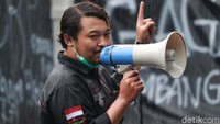 Seorang demonstran turut melakukan orasi saat ikut serta dalam aksi unjuk rasa di depan Gedung DPRD Jawa Barat.