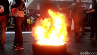 Unjuk rasa tersebut juga diwarna aksi bakar ban di depan Gedung DPRD Jabar.