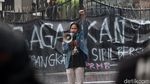 Diguyur Hujan, Mahasiswa Kembali Geruduk DPRD Jabar